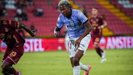 Emerson Patta, ofensivo de Independiente del Valle, domina el balón en el partido ante Deportes Tolima, jugado el martes 18 de agosto de 2026, por la Copa Libertadores.