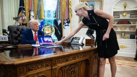 Fotografía de archivo del presidente de Estados Unidos, Donald Trump (i), junto a su asistente Natalie Harp (d). EFE/Francis Chung.