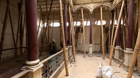 El interior de uno de los inmuebles patrimoniales de Guayaquil muestra estructuras de apuntalamiento como medida de estabilización.