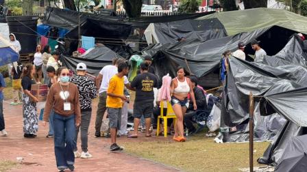 Damnificados por el terremoto de Colombia en un campamento ubicado en el parque Olaya Herrera en Pereira, el 17 de agosto de 2026.