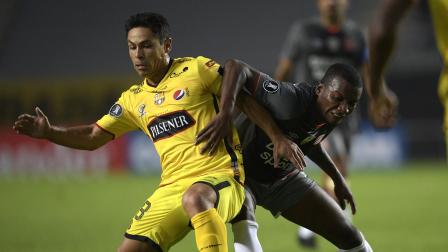 Matías Oyola disputa el balón en un encuentro por la Copa Libertadores entre Barcelona SC y Estudiantes de La Plata, el 11 de abril de 2017.