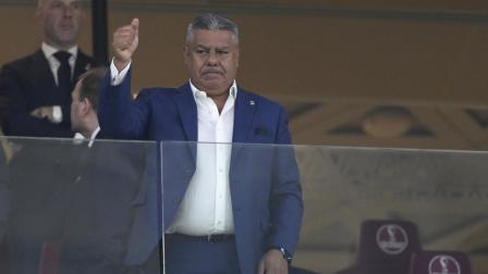 Claudio Fabián Tapia, presidente de la AFA, saluda en el partido entre Holanda y Argentina por el Mundial de Qatar, el 9 de diciembre de 2022.