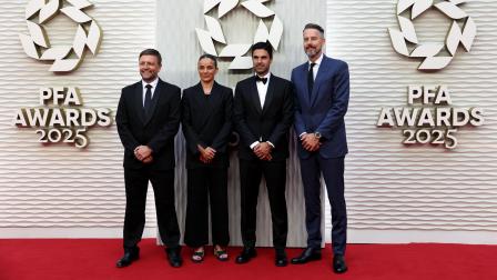 El presidente del Arsenal, Richard Garlick, posa junto a otros miembros del club en los premios de la Asociación de futbolistas profesionales (PFA), el 19 de agosto de 2025.