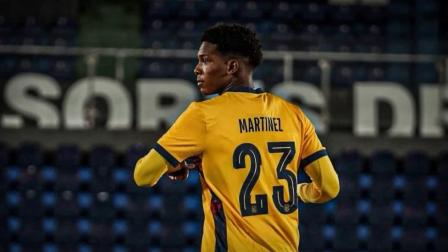 Johan Martínez disputa un partido con la selección ecuatoriana frente a Argentina en el Campeonato Sudamericano Sub-17, el 17 de abril de 2026.