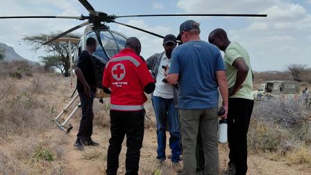 Personal de la Cruz Roja de Kenia en la zona del accidente aéreo en el que falleció Michele Sensi-Contugi, quien era jefe del Centro de Inteligencia Nacional en Ecuador, el 19 de agosto de 2026.