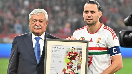 El presidente de la Federación Húngara de Fútbol, Sándor Csányi, le ofrece una fotografía al capitán del equipo, Adam Szalai, después de su partido por UEFA Nations League, el 22 de septiembre de 2022.
