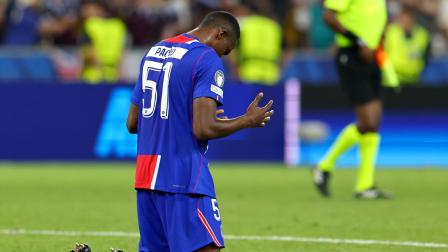 Willian Pacho, jugador del Paris Saint-Germain se arrodilla luego del partido frente al Aston Villa, por la Supercopa de Europa, el 12 de agosto de 2026.
