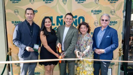 Eloy Mera (al centro), migrante ecuatoriano radicado en España, durante la reciente inauguración del restaurante El Ñaño, en Coral Gables, Florida, Estados Unidos.