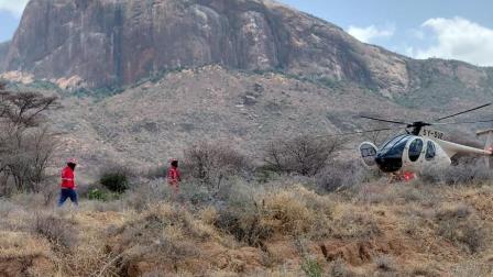Equipos de rescate de la Cruz Roja de Kenia en la zona del mortal accidente de un helicóptero el 19 de agosto de 2026.