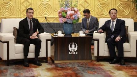 El presidente Daniel Noboa junto con el alcalde de Shanghai, Gong Zheng, en China el 19 de agosto de 2026.