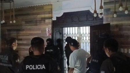 Momentos en que policías ingresan a un inmueble en Manabí durante el operativo contra una banda presuntamente dedicada al tráfico de personas, 20 de agosto de 2026.