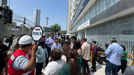 Ciudadanos evacúan un edificio público en Lima, Perú, tras el sismo ocurrido en Ayacucho, el 20 de agosto de 2026.
