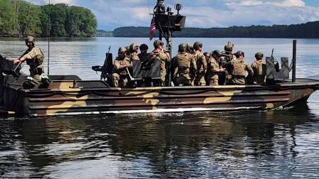 Marinos de la Armada de Ecuador junto a efectivos de Estados Unidos durante una operación de reconocimiento en San Lorenzo, Esmeraldas, el 14 de julio de 2026.