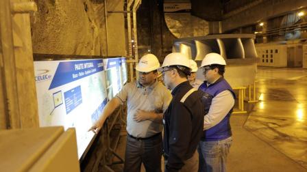 Funcionarios de Celec Sur durante un recorrido en el complejo Paute Molino, 20 de agosto de 2026.