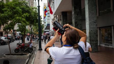 Un fotógrafo participa en la FotoNaratón Iberoamericana realizada en el centro de Guayaquil, en febrero de 2026.