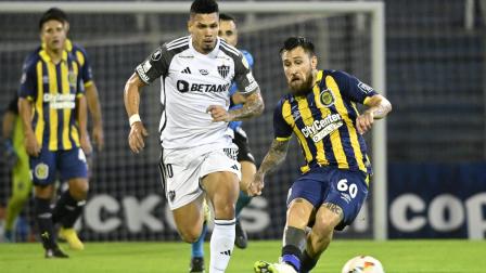 Jonathan Gómez (d), volante argentino de Rosario Central, en un partido de Copa Libertadores ante Atlético Mineiro, el 7 de mayo de 2024.