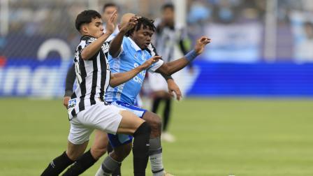 José Luis Cazares de Macará disputa un balón con Gustavo Henrique de Santos en el partido de vuelta de los octavos de final de la Copa Sudamericana, este jueves 20 de agosto de 2026.