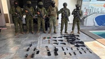 Militares decomisan armas en una vivienda de Chipipe, en Salinas, provincia de Santa Elena, el 20 de agosto de 2026.