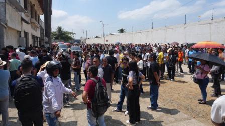 Cientos de personas llegan a la feria Encuentra Empleo en Guayaquil, en el ITB, en busca de una de las vacantes ofertadas, el 21 de agosto de 2026,