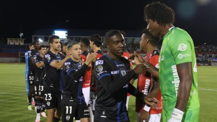 Los jugadores de Leones e Independiente del Valle saludan antes del partido de la Fecha 26 de la LigaPro, el viernes 21 de agosto de 2026, en Ibarra.
