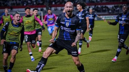 El delantero de IDV, Carlos González, festeja un gol junto a sus compañeros ante Leones en Ibarra, el viernes 21 de agosto de 2026.
