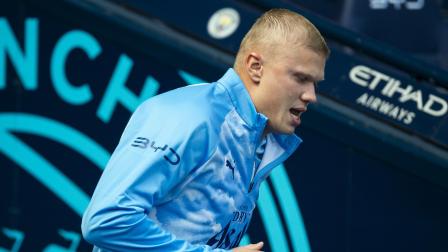 Erling Haaland muestra su nuevo corte de pelo en el inicio de temporada de la Premier League, el 23 de agosto de 2026.