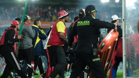 Hinchas de Independiente de Santa Fe y América de Cali se enfrentan violentamente en un partido disputado en el estadio El Campín por la liga colombiana de fútbol, el 22 de agosto de 2026.