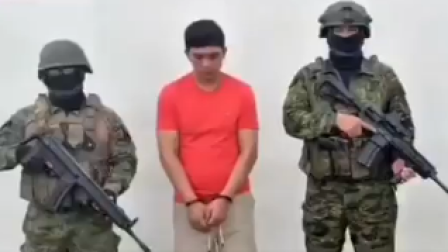 Soldados del Ejército Ecuatoriano junto a Pedro Adrián H. T., alias 'Caballo', detenido durante una operación militar en La Maná, Cotopaxi, el 23 de agosto de 2026.
