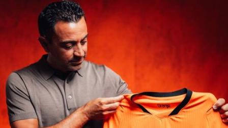 Xavi Hernández muestra la camiseta de juego de la Selección de Países Bajos, el 22 de agosto de 2026.