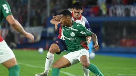 Allan de Palmeiras, custodia el esférico ante la marca de Marcelo Chaparro, de Cerro Porteño, durante la Copa Libertadores, el 19 de agosto de 2026.