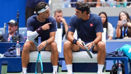 Roger Federer habla con el tenista Lorenzo Musetti el lunes 24 de agosto, en Nueva York.
