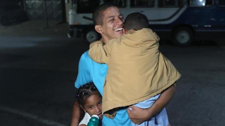 El prisionero político Leomar Guerra abraza a sus hijos tras ser excarcelado del centro penitenciario Rodeo 1 en Guatire, Venezuela, el 14 de agosto de 2026.