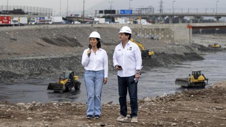 La presidenta de Perú, Keiko Fujimori, junto al alcalde de Lima, Sergio Reggiardo, durante una operación de limpieza y desazolve del río Rímac como medida preventiva contra el fenómeno de El Niño, 9 de julio de 2026.