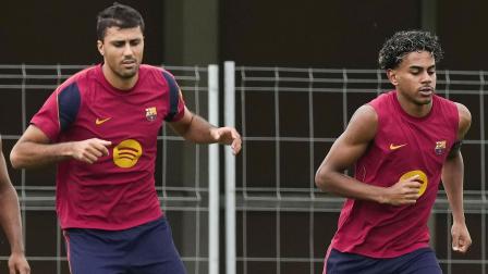 Rodri y Lamine Yamal, jugadores del FC Barcelona, durante el entrenamiento del equipo el miércoles 26 de agosto en las instalaciones de la Ciudad Deportiva Joan Gamper.