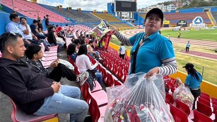Una comerciante ofrece su producto en el interior del estadio Olímpico Atahualpa de Quito, el agosto de 2026.