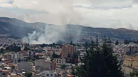 Un incendio forestal en el Parque Bicentenario provoca una gran nube de humo que se visualiza desde varios puntos de Quito, este 26 de agosto de 2026