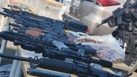 Policías de Ecuador muestran el armamento decomisado durante operativos contra Los Lobos y Los Choneros el 26 de agosto de 2026.