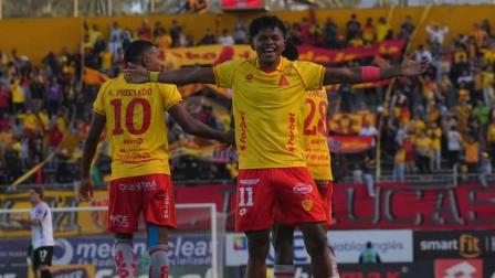 Alexander Bolaños, de Aucas, celebra un gol ante Leones FC, en el partido disputado el 9 de agosto en el estadio Gonzalo Pozo Ripalda.