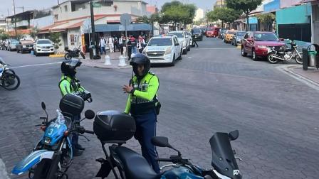 Uniformados de la Agencia de Tránsito del Municipio (ATM) realizan un operativo el 26 de agosto de 2026 en los alrededores de la Universidad de Guayaquil.