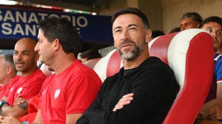 El entrenador del Union Santa Fe, Cristian Kily González, observa antes del inicio del partido del Torneo de la Liga Profesional de Fútbol Argentina 2024 ante Vélez Sarsfield.