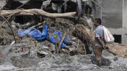 Un sobreviviente del deslave que mató a cientos de personas en Nepal y China regresa a su hogar en Nuwakot, Nepal, el 27 de agosto de 2026.