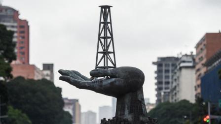 Foro de archivo de monumento frente a la sede de la petrolera estatal venezolana PDVSA en Caracas.