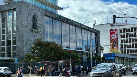 Fachada de los exteriores de la Caja del seguro en el centro norte de Quito, agosto de 2026.