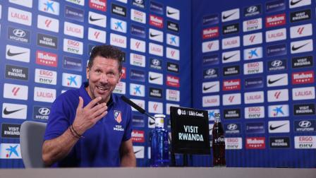 Diego Simeone, DT del Atlético de Madrid, habla en una rueda de prensa el viernes 28 de agosto de 2026.