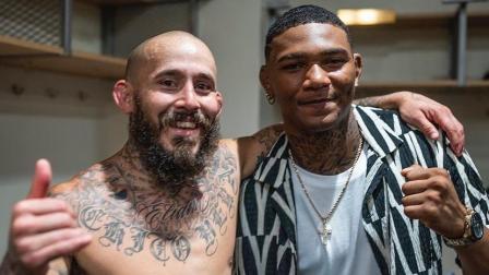Marlon 'Chito' Vera y Michael Morales se encuentran para celebrar la victoria de Vera ante Dominick Cruz por la UFC, el 13 de agosto de 2022.