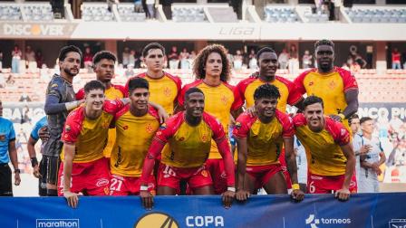 Los jugadores de Aucas antes de su partido ante Liga de Quito por Copa Ecuador, el miércoles 26 de agosto de 2026.