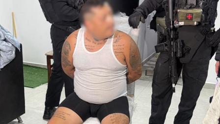 Alias 'El Parce' cuando fue detenido en Quito junto a dos policías, el 7 de octubre de 2026.