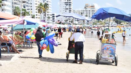 Comerciantes y visitantes recorren la playa de Salinas, en Santa Elena, durante el feriado del 9 de Octubre, el 10 de octubre de 2026.