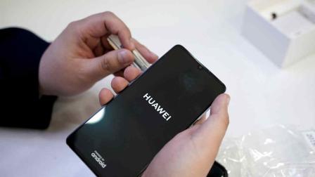 Foto referencial de un usuario encendiendo un teléfono Huawei