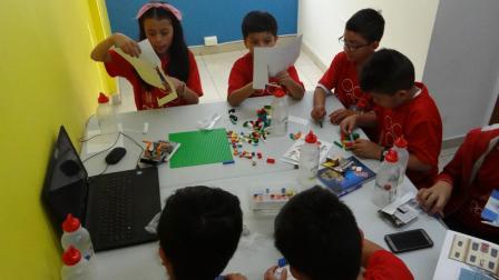 Alumnos de Robotic Minds trabajando en  su proyecto de robótica